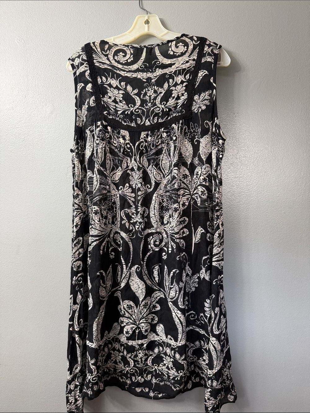 Bila Black and Ivory Printed Sleeveless Midi Dress - Picture 5 of 6